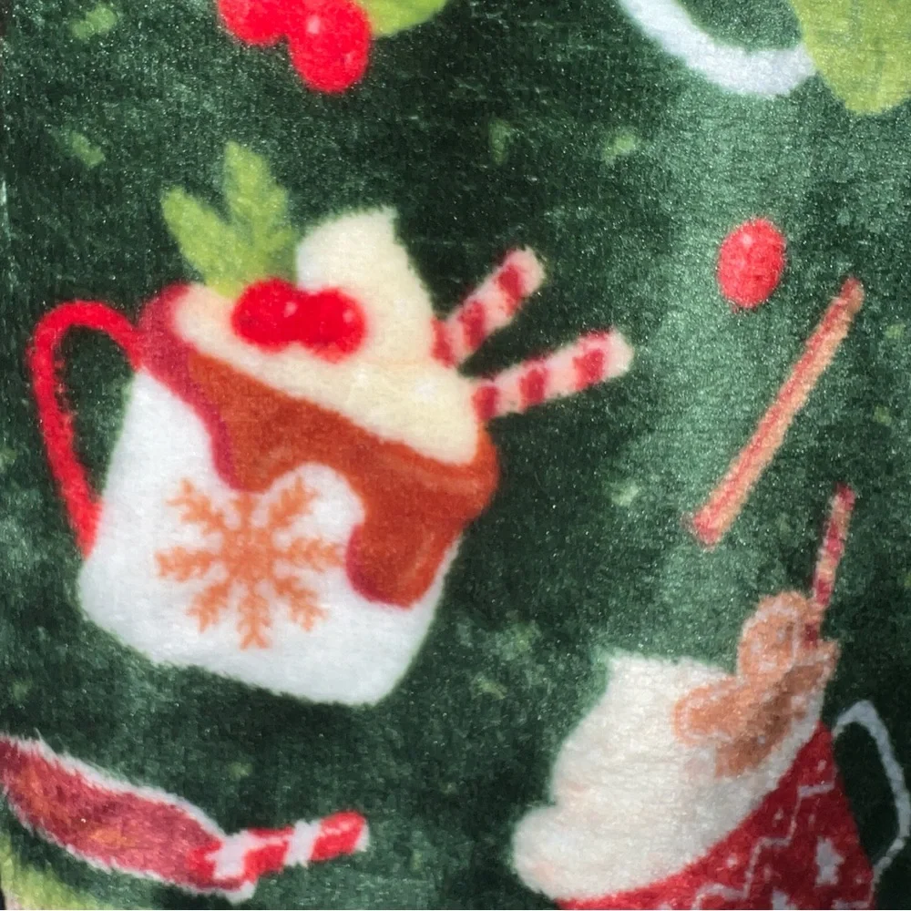 CHRISTMAS HOT BEVERAGES PLUSH THROW//50X70”//GINGERBREAD//GREEN RED WHITE